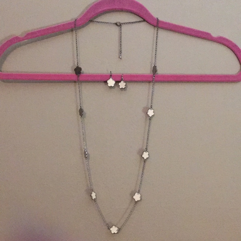 White flower necklace w/matching earrings